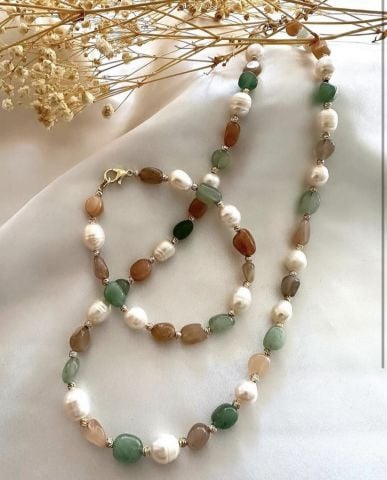 Gerçek Taşlardan Oluşan Kolye Bileklik