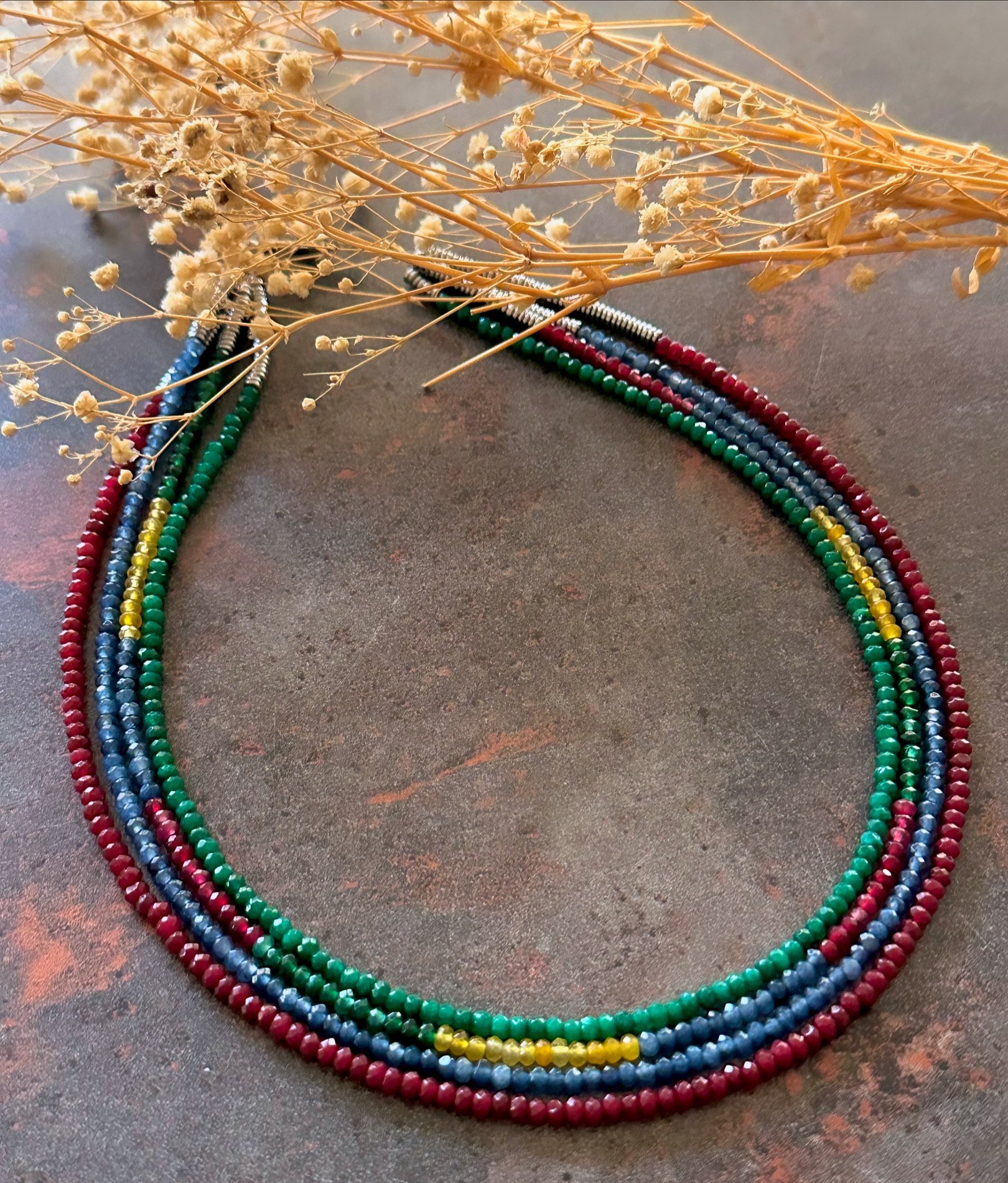 Safir, Zümrüt, Sitrin ve Yakut Taşlarından Oluşan Kolye