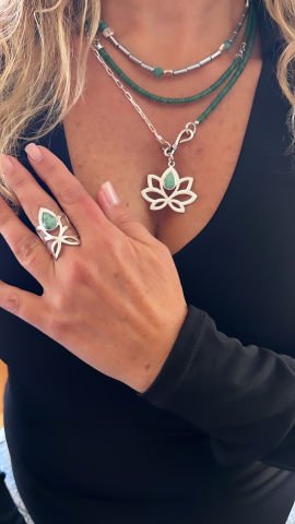 925 Ayar Gümüş Lotus Çiçeği Zümrüt Kolye Kombin