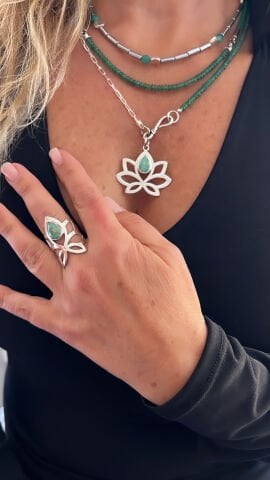 925 Ayar Gümüş Lotus Çiçeği Kök Zümrüt Taşlı Yüzük