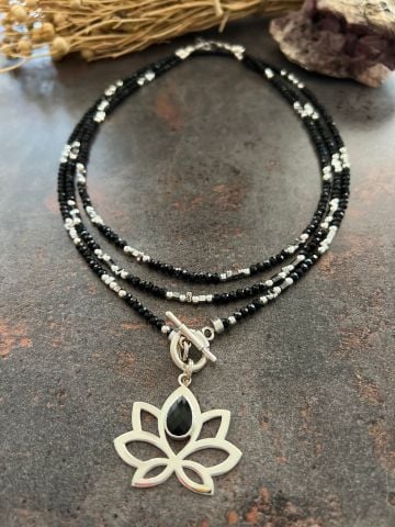 925 Ayar Gümüş Lotus Çiçeği Onix Taşlı Kolye