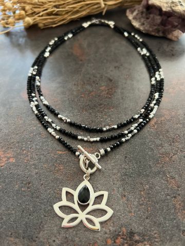 925 Ayar Gümüş Lotus Çiçeği Onix Taşlı Kolye