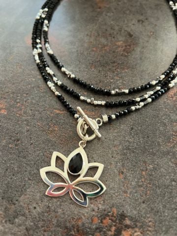 925 Ayar Gümüş Lotus Çiçeği Onix Taşlı Kolye
