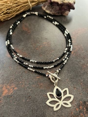 925 Ayar Gümüş Lotus Çiçeği Onix Taşlı Kolye